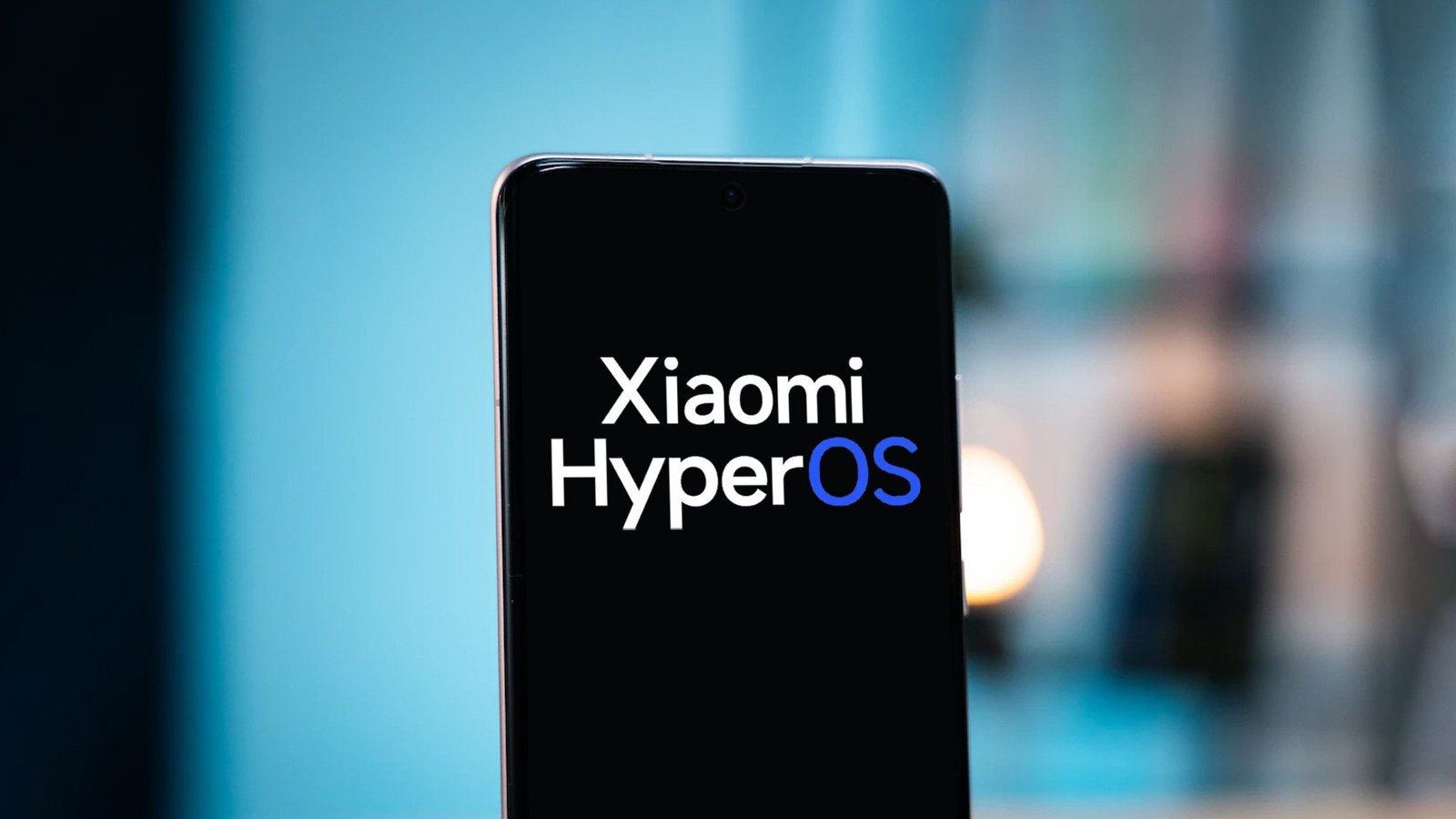 Smartphone Xiaomi com a tela exibindo o logo do Xiaomi HyperOS 3.