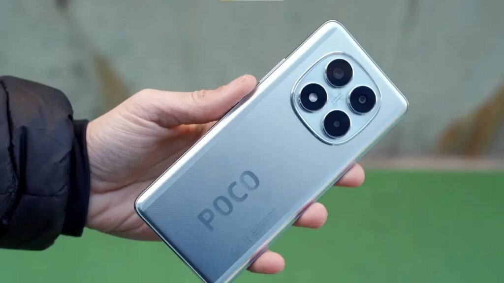 Uma mão segura um smartphone POCO X7 de cor prata, mostrando o design da parte traseira com o módulo de quatro câmeras.