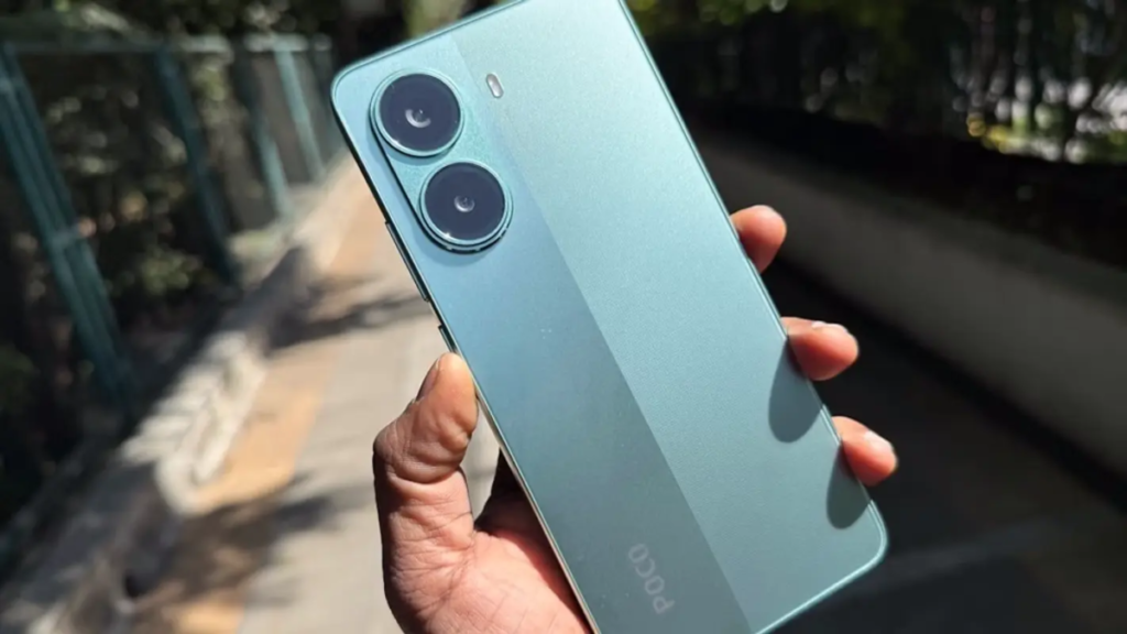 Um homem segura um smartphone POCO X7 Pro de cor verde-claro com a câmera dupla virada para cima, destacando o design elegante do dispositivo.