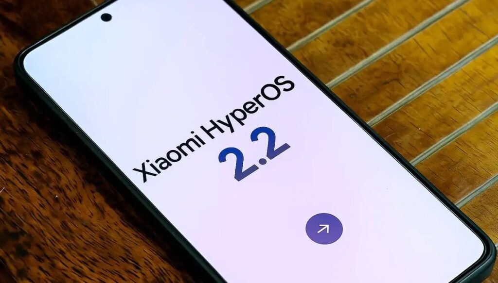 Um smartphone Xiaomi mostrando o logotipo do Xiaomi HyperOS 2.2 na tela.