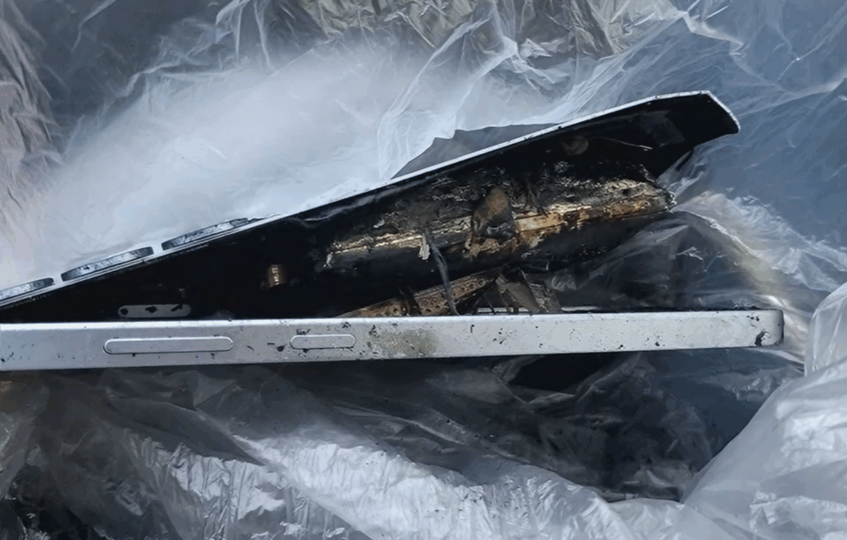 Galaxy S25 Plus explode mão usuário mostrando danos na bateria e frame derretido para conscientização de segurança.