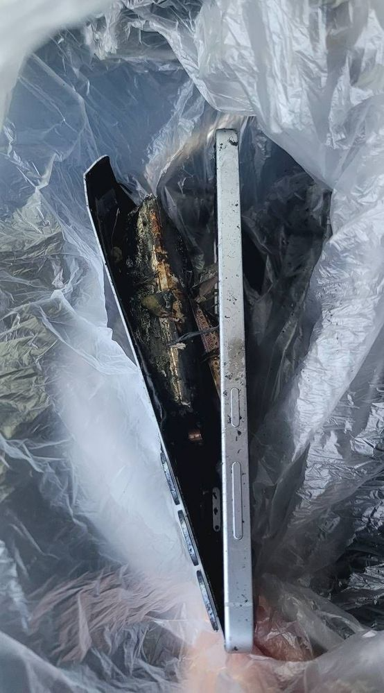 Galaxy S25 Plus explode mão usuário mostrando danos na bateria e frame derretido para conscientização de segurança.