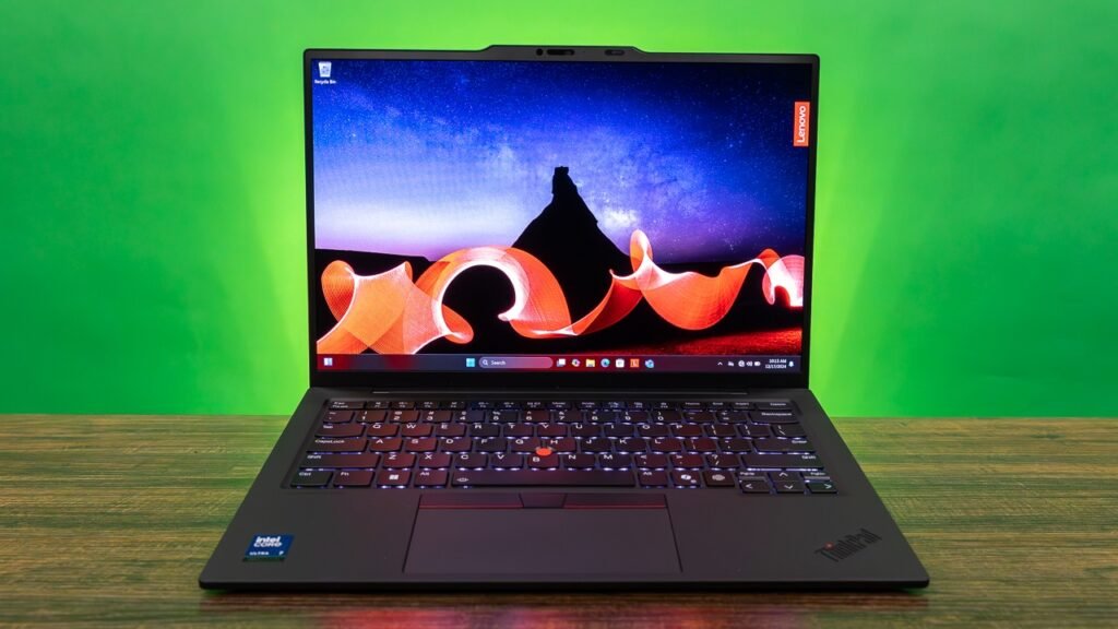 Notebook 2025 preferido por profissionais: Lenovo ThinkPad X1 Carbon Gen 13 em ação