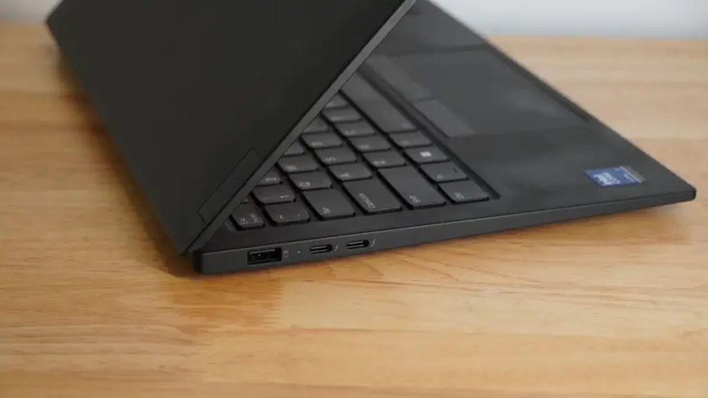 Notebook 2025 preferido por profissionais: Lenovo ThinkPad X1 Carbon Gen 13 em ação