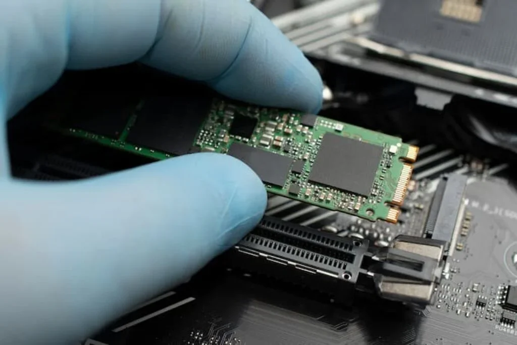 SSD Sandisk 1TB instalado dentro de um notebook ultrafino