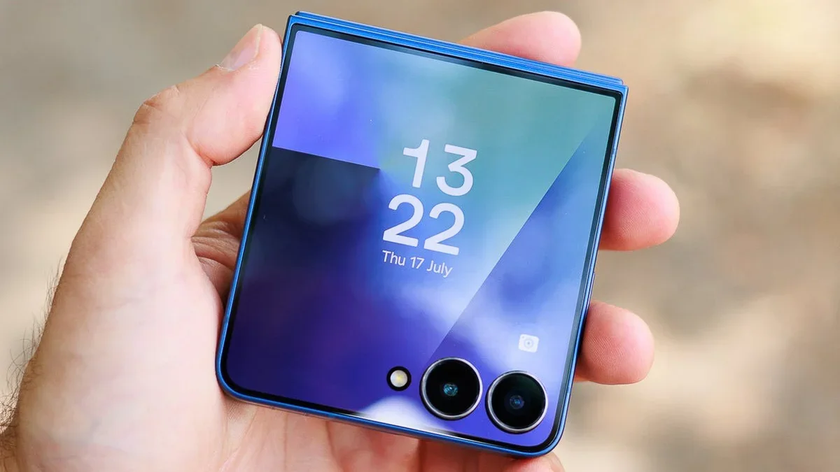 Samsung Galaxy Z Flip 8 aberto com tela AMOLED 7 polegadas